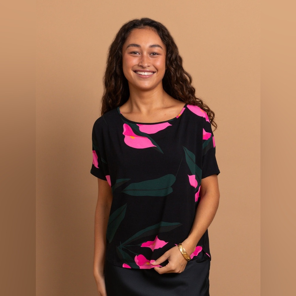 NWT Fighting Eel Top Honey in Jasmine Calla Lily